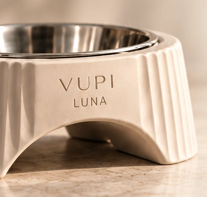 Dubenėlio stovo personalizavimo pavyzdys su įrašu VUPI ir augintinio vardu LUNA
